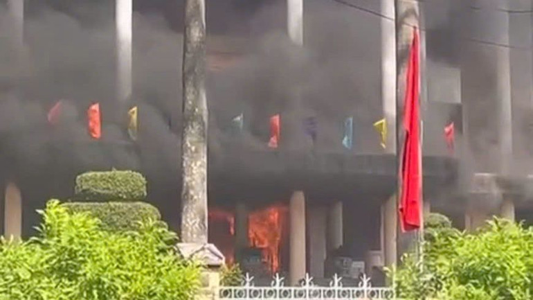 Ngọn lửa bùng phát tại một phòng họp trong trụ sở Ủy ban nhân dân tỉnh Bình Phước.