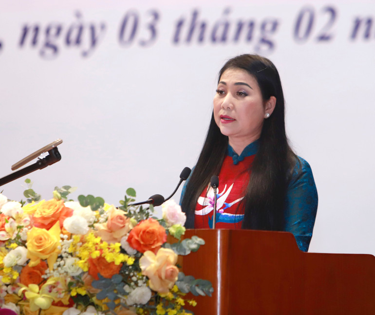 Bí thư Tỉnh ủy Vĩnh Phúc Hoàng Thị Thúy Lan phát biểu tham luận.