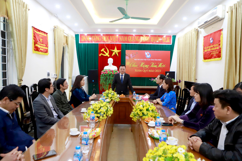 Đồng chí Lê Quốc Minh trao đổi với các cơ quan báo chí trên địa bàn tỉnh.