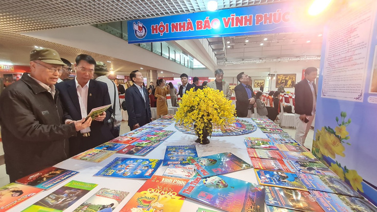 Đông đảo độc giả quan tâm đến Hội Báo Xuân.