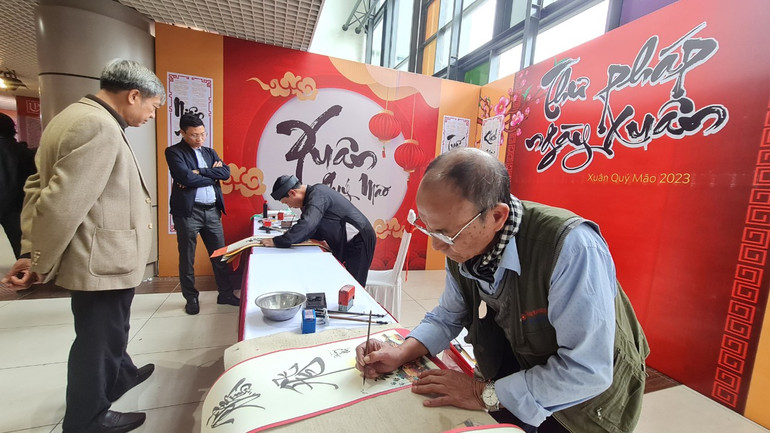 Biểu diễn thư pháp tại Hội Báo Xuân.