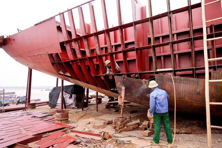 Người dân trong thôn nhiều năm gắn bó với nghề cơ khí đóng tàu.