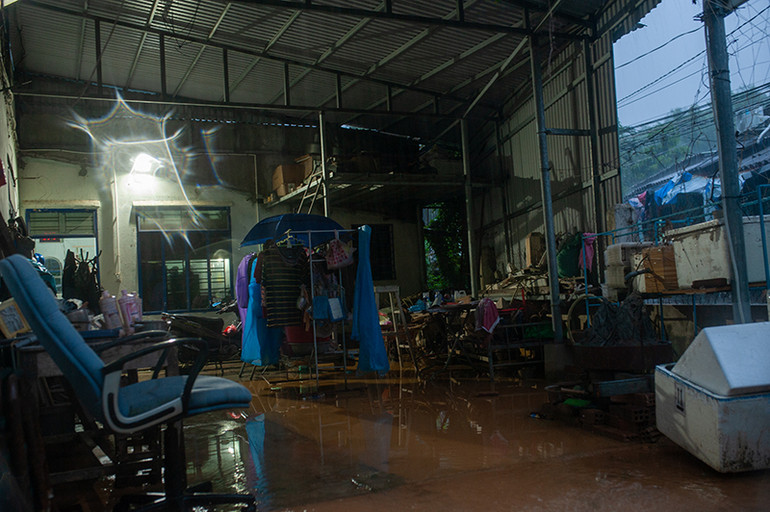 Bùn đất tràn vào nhà dân theo nước mưa. Bùn đất tràn vào nhà dân theo nước mưa.