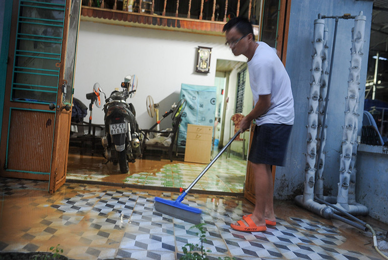 Anh Trầm hất nước bùn ra sân. Anh Trầm hất nước bùn ra sân.