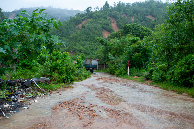 Đoạn đường từ Thanh Vinh 10 dẫn lên chân núi Phước Tường bị đất đá phủ đầy. Đoạn đường từ Thanh Vinh 10 dẫn lên chân núi Phước Tường bị đất đá phủ đầy.