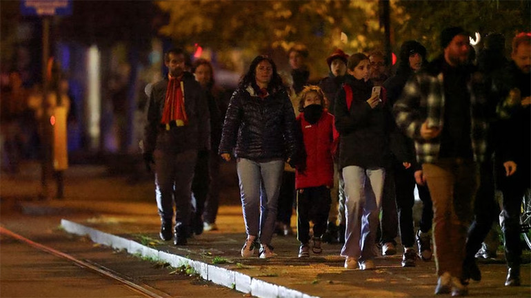 Cổ động viên rời khỏi sân vận động King Baudouin sau khi trận đấu giữa đội tuyển Bỉ và Thụy Điển bị dừng lại. (Ảnh: Reuters)