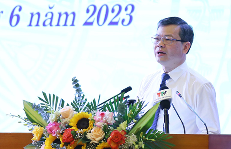 Chủ tịch Ủy ban nhân dân tỉnh Tuyên Quang Nguyễn Văn Sơn phát biểu tại buổi gặp mặt, tuyên dương.