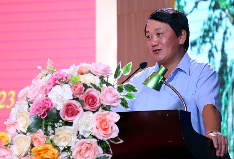 Đồng chí Hầu A Lềnh, Bộ trưởng, Chủ nhiệm Ủy Ban Dân tộc phát biểu tại Hội thảo. Đồng chí Hầu A Lềnh, Bộ trưởng, Chủ nhiệm Ủy Ban Dân tộc phát biểu tại Hội thảo.