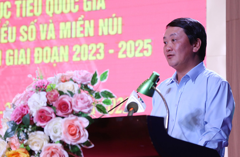 Đồng chí Hầu A Lềnh, Bộ trưởng, Chủ nhiệm Ủy Ban Dân tộc phát biểu kết luận Hội nghị.