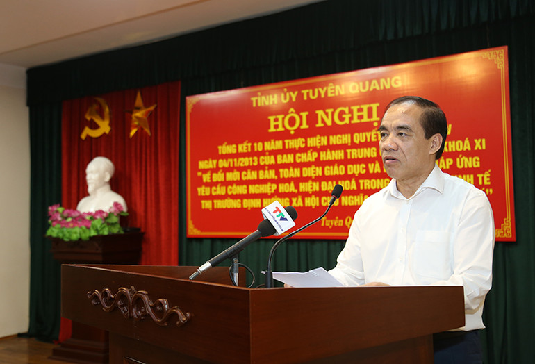 Đồng chí Chẩu Văn Lâm, Ủy viên Trung ương Đảng, Bí thư Tỉnh ủy Tuyên Quang phát biểu tại hội nghị.