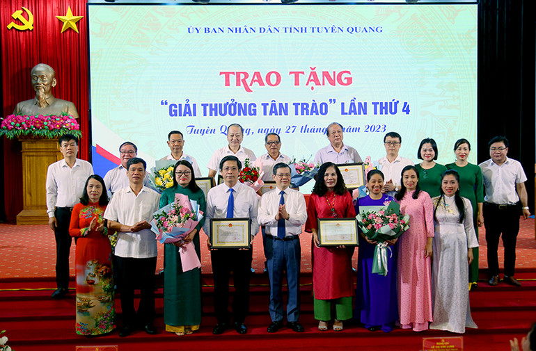 Đồng chí Nguyễn Văn Sơn, Chủ tịch Ủy ban nhân dân tỉnh Tuyên Quang trao Giải thưởng Tân Trào cho các tác giả, nhóm tác giả.