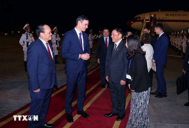Bộ trưởng Văn hóa, Thể thao và Du lịch Nguyễn Văn Hùng đón Thủ tướng Tây Ban Nha Pedro Sánchez tại Sân bay Quốc tế Nội Bài, Hà Nội.