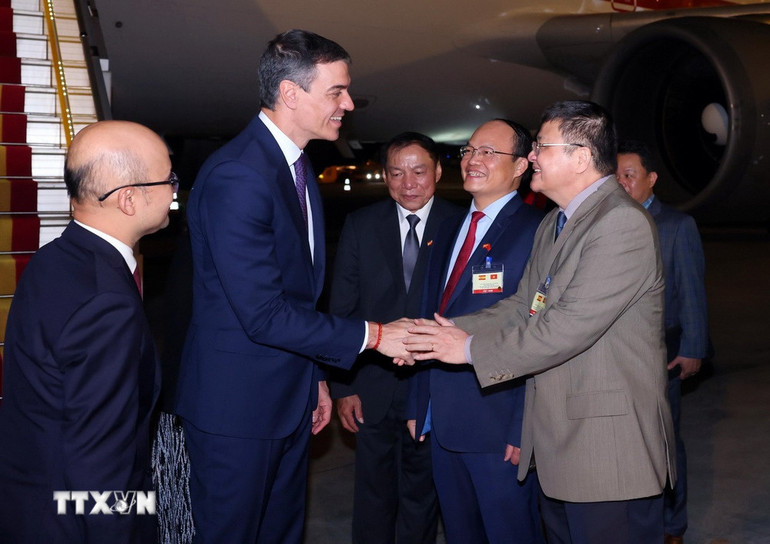 Thủ tướng Tây Ban Nha Pedro Sánchez đến Hà Nội, bắt đầu thăm chính thức Việt Nam. Ông là Thủ tướng Tây Ban Nha đầu tiên thăm chính thức Việt Nam kể từ khi hai nước thiết lập quan hệ ngoại giao vào năm 1977.