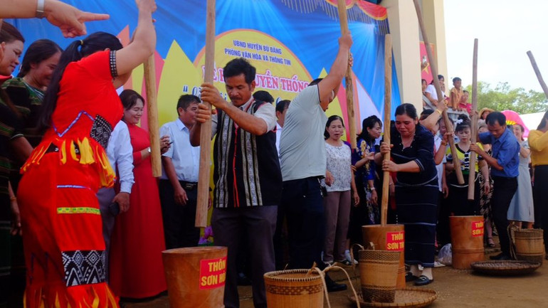 Người M’nông cùng nhau giã gạo trong ngày vui kết bạn cộng đồng.