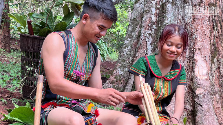 Trang phục truyền thống của người Xtiêng.