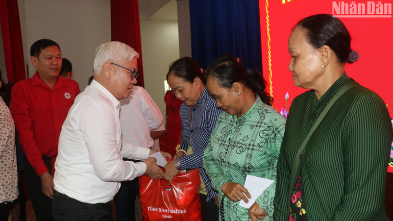 Bí thư Tỉnh ủy Bình Dương Nguyễn Văn Lợi trao quà cho người nghèo trên địa bàn thị xã Chơn Thành, tỉnh Bình Phước.