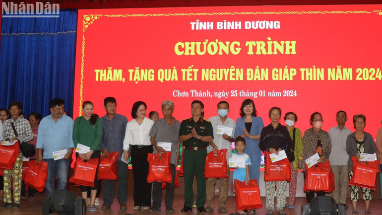 Nhân dân tỉnh Bình Phước phấn khởi nhận quà từ tỉnh Bình Dương.