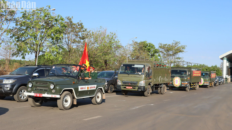 Các lực lượng đưa 43 hài cốt liệt sĩ về nước. Các lực lượng đưa 43 hài cốt liệt sĩ về nước.