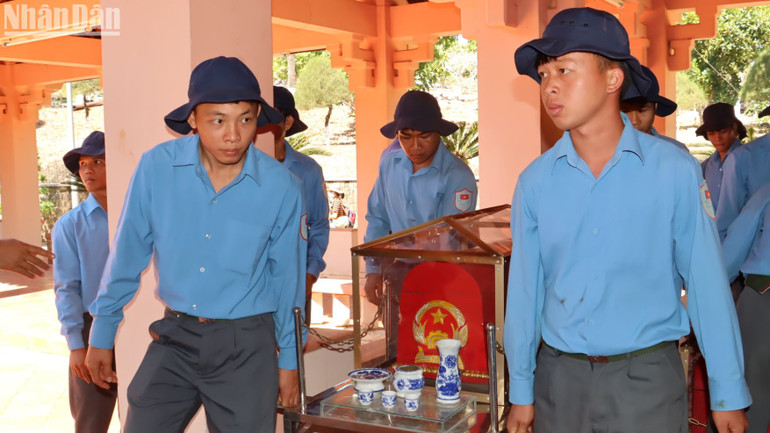 Các chiến sĩ Đội K72 đã tìm kiếm cất bốc được 43 hài cốt. Các chiến sĩ Đội K72 đã tìm kiếm cất bốc được 43 hài cốt.