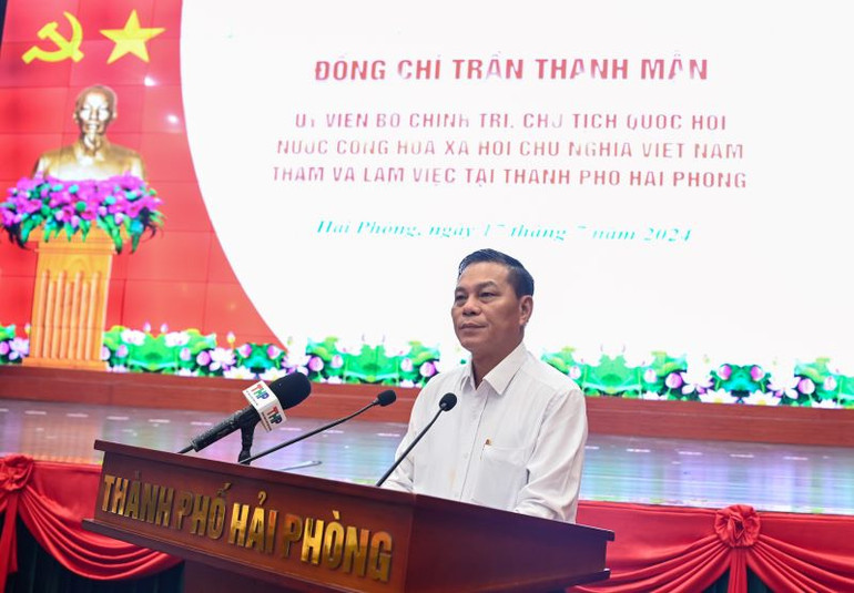 Chủ tịch Ủy ban nhân dân thành phố Hải Phòng Nguyễn Văn Tùng trình bày báo cáo tại buổi làm việc.