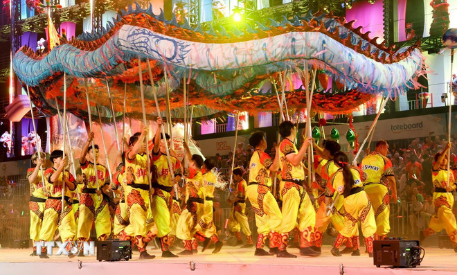 Các nghệ sĩ trình diễn tiết mục múa rắn đặc sắc tại lễ hội diễu hành Chingay Parade 2025. (Ảnh: TTXVN) Các nghệ sĩ trình diễn tiết mục múa rắn đặc sắc tại lễ hội diễu hành Chingay Parade 2025. (Ảnh: TTXVN)