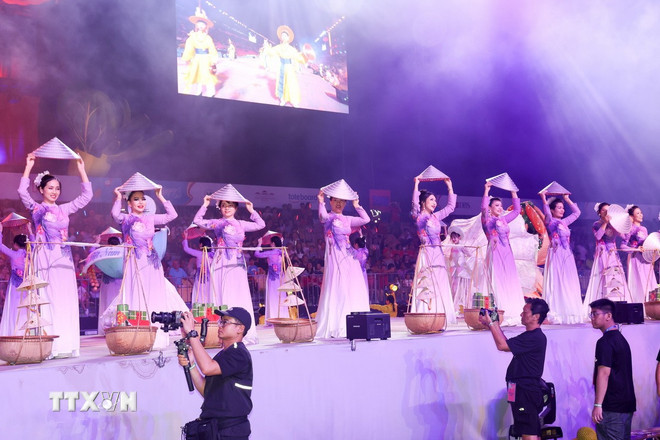 Các nghệ sĩ thuộc cộng đồng người Việt tại Singapore trình diễn tại Lễ hội. (Ảnh: TTXVN) Các nghệ sĩ thuộc cộng đồng người Việt tại Singapore trình diễn tại Lễ hội. (Ảnh: TTXVN)