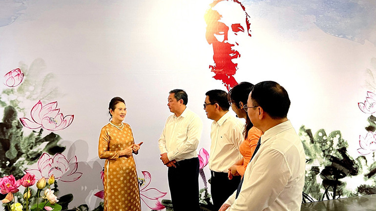 Bà Nguyễn Thị Thanh Tâm giới thiệu về không gian nghệ thuật “Sen thư pháp”.