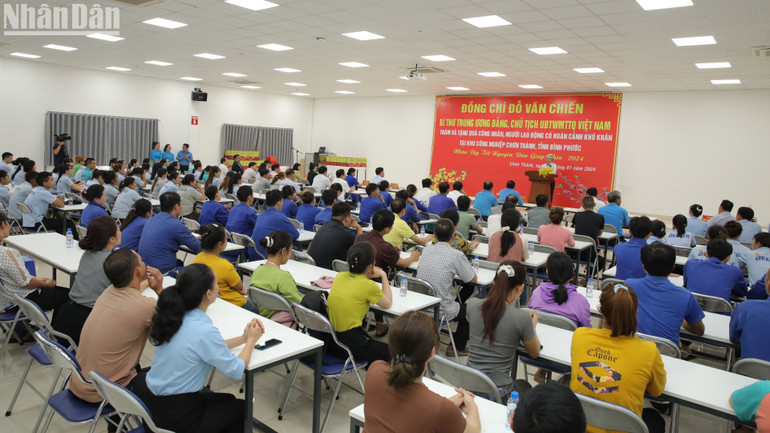 Đồng chí Đỗ Văn Chiến động viên công nhân, chúc Tết công nhân tại Khu công nghiệp Chơn Thành, tỉnh Bình Phước. Đồng chí Đỗ Văn Chiến động viên công nhân, chúc Tết công nhân tại Khu công nghiệp Chơn Thành, tỉnh Bình Phước.