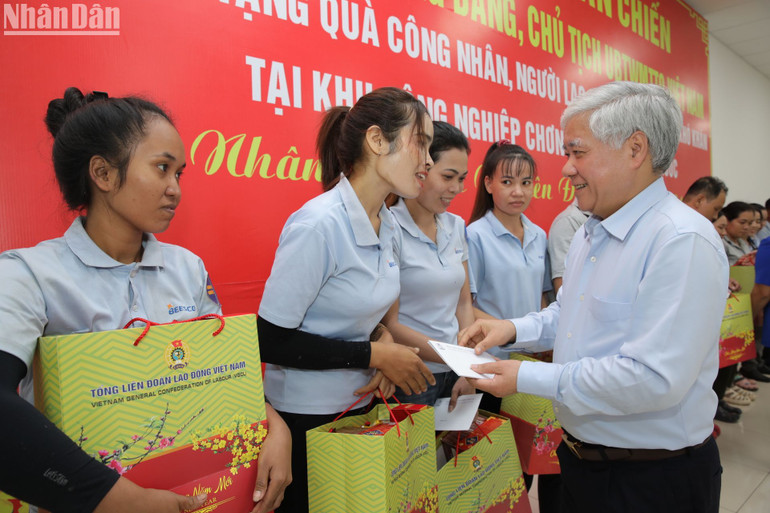 Đồng chí Đỗ Văn Chiến tặng quà cho công nhân có hoàn cảnh khó khăn tại Khu công nghiệp Chơn Thành, tỉnh Bình Phước. Đồng chí Đỗ Văn Chiến tặng quà cho công nhân có hoàn cảnh khó khăn tại Khu công nghiệp Chơn Thành, tỉnh Bình Phước.