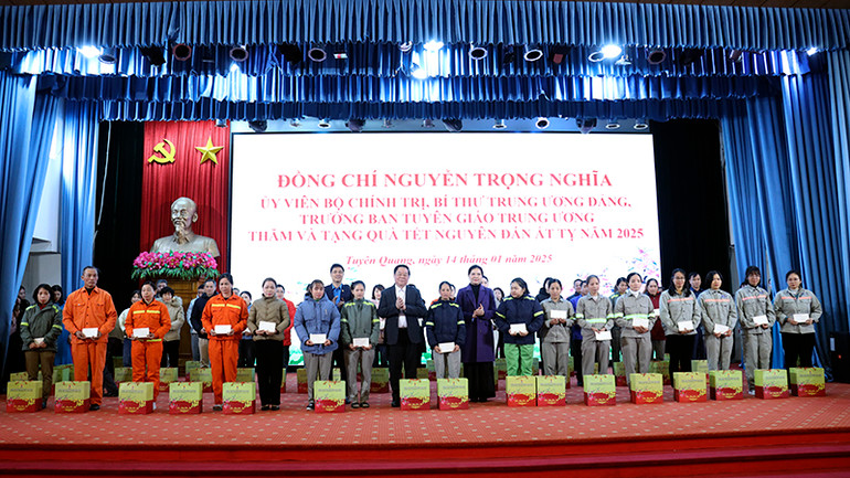 Đồng chí Nguyễn Trọng Nghĩa, Ủy viên Bộ Chính trị, Bí thư Trung ương Đảng, Trưởng Ban Tuyên giáo Trung ương và đồng chí Hà Thị Nga, Bí thư Tỉnh ủy Tuyên Quang tặng quà Tết cho công nhân có hoàn cảnh khó khăn.