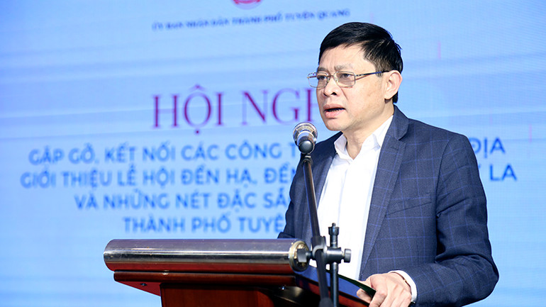 Đồng chí Phạm Quốc Chương, Chủ tịch Ủy ban nhân dân thành phố Tuyên Quang phát biểu tại hội nghị.