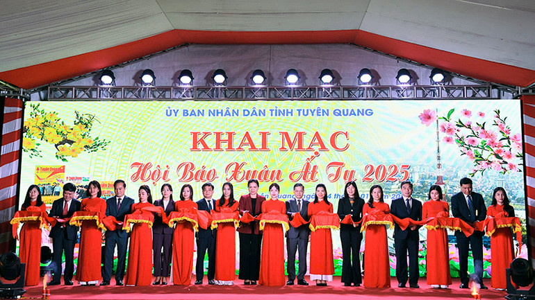 Các đại biểu cắt băng khai mạc Hội báo Xuân Ất Tỵ 2025.