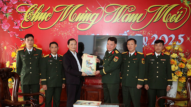 Trưởng Văn phòng đại diện Báo Nhân Dân tại tỉnh Tuyên Quang trao báo Xuân Ất Tỵ tặng Trung đoàn 148.