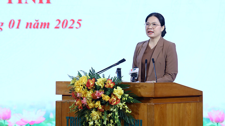 Đồng chí Hà Thị Nga, Ủy viên Trung ương Đảng, Bí thư Tỉnh ủy, Trưởng Đoàn đại biểu Quốc hội tỉnh Tuyên Quang phát biểu tại buổi lễ. Đồng chí Hà Thị Nga, Ủy viên Trung ương Đảng, Bí thư Tỉnh ủy, Trưởng Đoàn đại biểu Quốc hội tỉnh Tuyên Quang phát biểu tại buổi lễ.