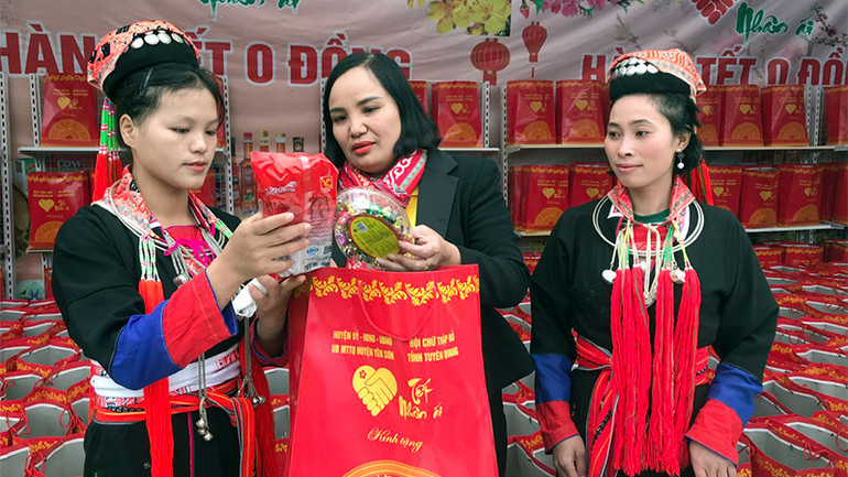 Người dân vui mừng khi nhận được những suất quà hỗ trợ đầy ý nghĩa.