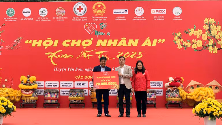 Lãnh đạo UBND huyện Yên Sơn và Hội Chữ thập đỏ huyện tiếp nhận ủng hộ của các nhà hảo tâm.
