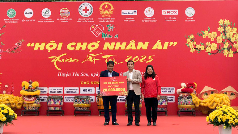 Lãnh đạo UBND huyện Yên Sơn và Hội Chữ thập đỏ huyện tiếp nhận ủng hộ của các nhà hảo tâm.