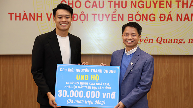 Cầu thủ Nguyễn Thành Chung trao biểu trưng ủng hộ Chương trình “Chung tay xóa nhà tạm, dột nát trên địa bàn tỉnh Tuyên Quang”.