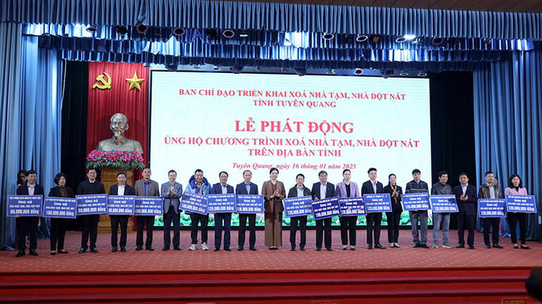 Các đơn vị, doanh nghiệp trao biển tượng trưng ủng hộ chương trình xóa nhà tạm, nhà dột nát. Các đơn vị, doanh nghiệp trao biển tượng trưng ủng hộ chương trình xóa nhà tạm, nhà dột nát.