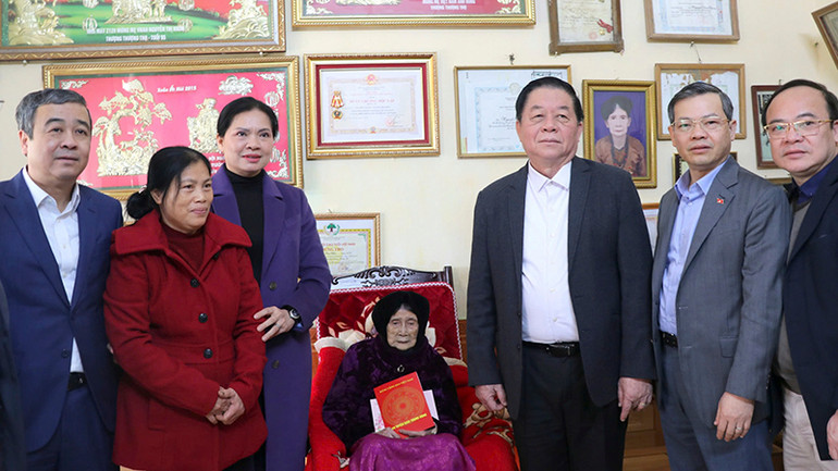 Đồng chí Nguyễn Trọng Nghĩa, Ủy viên Bộ Chính trị, Bí thư Trung ương Đảng, Trưởng Ban Tuyên giáo Trung ương đã đến thăm, chúc Tết, tặng quà Mẹ Việt Nam anh hùng Nguyễn Thị Nhớn, tại phường An Tường, thành phố Tuyên Quang.