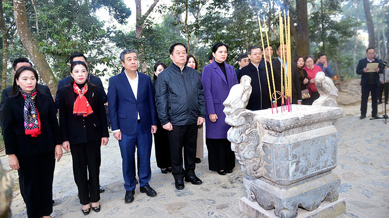 Đồng chí Nguyễn Trọng Nghĩa, Ủy viên Bộ Chính trị, Bí thư Trung ương Đảng, Trưởng Ban Tuyên giáo Trung ương cùng Đoàn công tác dâng hương, dâng hoa tại Lán Nà Nưa.
