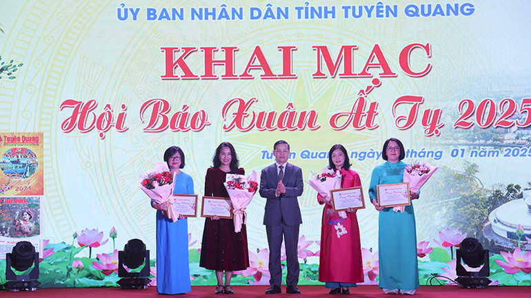 Đồng chí Nguyễn Văn Sơn, Chủ tịch UBND tỉnh Tuyên Quang trao giải cho các tác phẩm đoạt giải A giải báo chí tỉnh Tuyên Quang lần thứ VI.