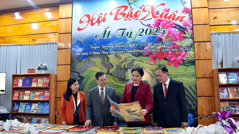 Các đồng chí lãnh đạo tỉnh Tuyên Quang tham quan gian trưng bày các ấn phẩm báo chí.