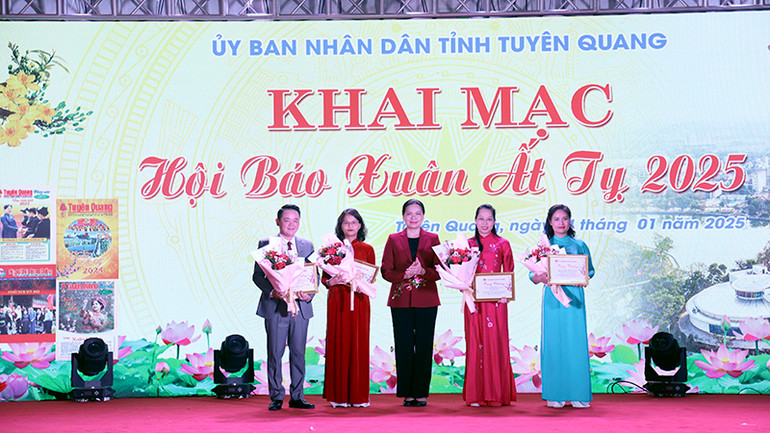 Đồng chí Hà Thị Nga, Ủy viên Trung ương Đảng, Bí thư Tỉnh ủy, Trưởng Đoàn đại biểu Quốc hội tỉnh Tuyên Quang trao khen thưởng cho các tác giải đoạt giải Búa liềm vàng lần thứ IX và giải Báo chí Quốc gia năm 2024.