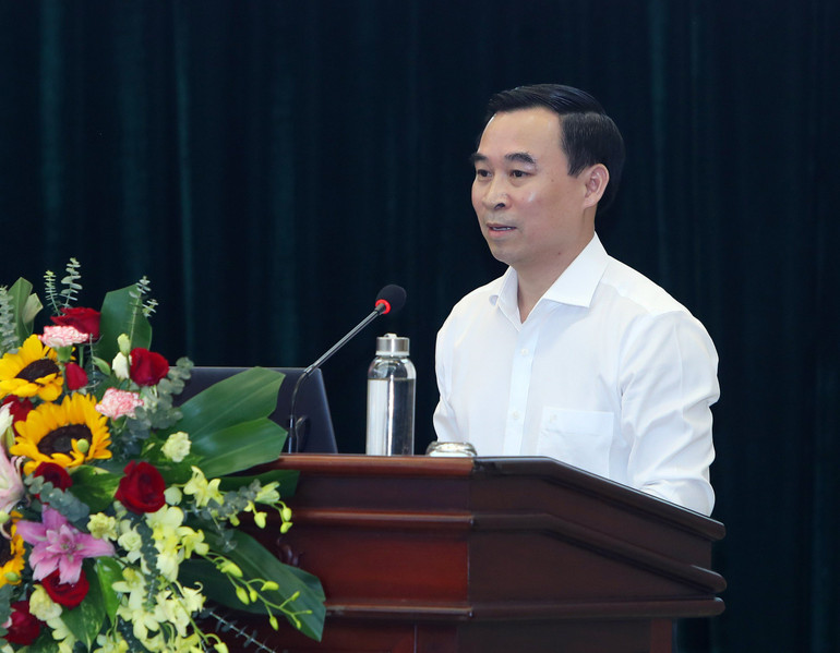 Đồng chí Vũ Đình Lãm thông tin chuyên đề.