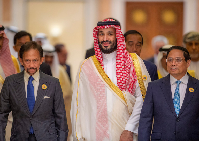 Thủ tướng, Thái tử Saudi Arabia Mohammad bin Salman đón Thủ tướng Phạm Minh Chính và các Trưởng đoàn. (Ảnh: GCC) Thủ tướng, Thái tử Saudi Arabia Mohammad bin Salman đón Thủ tướng Phạm Minh Chính và các Trưởng đoàn. (Ảnh: GCC)