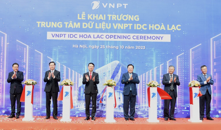 Các đại biểu cắt băng khai trương Trung tâm dữ liệu VNPT IDC Hòa Lạc.