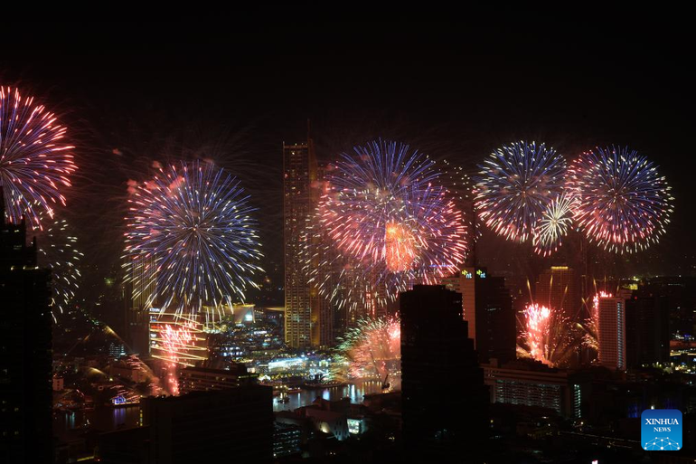 Thưởng thức pháo hoa rực rỡ trên bầu trời Bangkok, Thái Lan. (Ảnh: TÂN HOA XÃ)