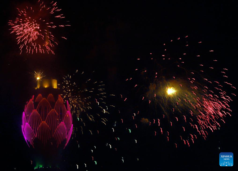 Pháo hoa lung linh trên bầu trời Colombo, Sri Lanka, ngày 1/1/2025.