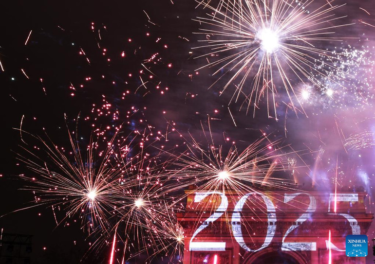Pháo hoa thắp sáng Khải Hoàn Môn trong lễ đón năm mới trên đại lộ Champs Elysees ở Paris, Pháp.